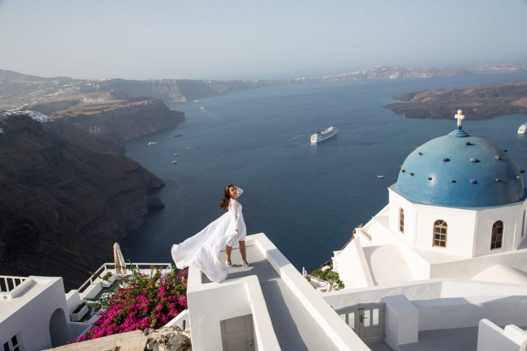 Ensaio noiva em Imerovigli vista do vulcão com fotógrafo em Santorini