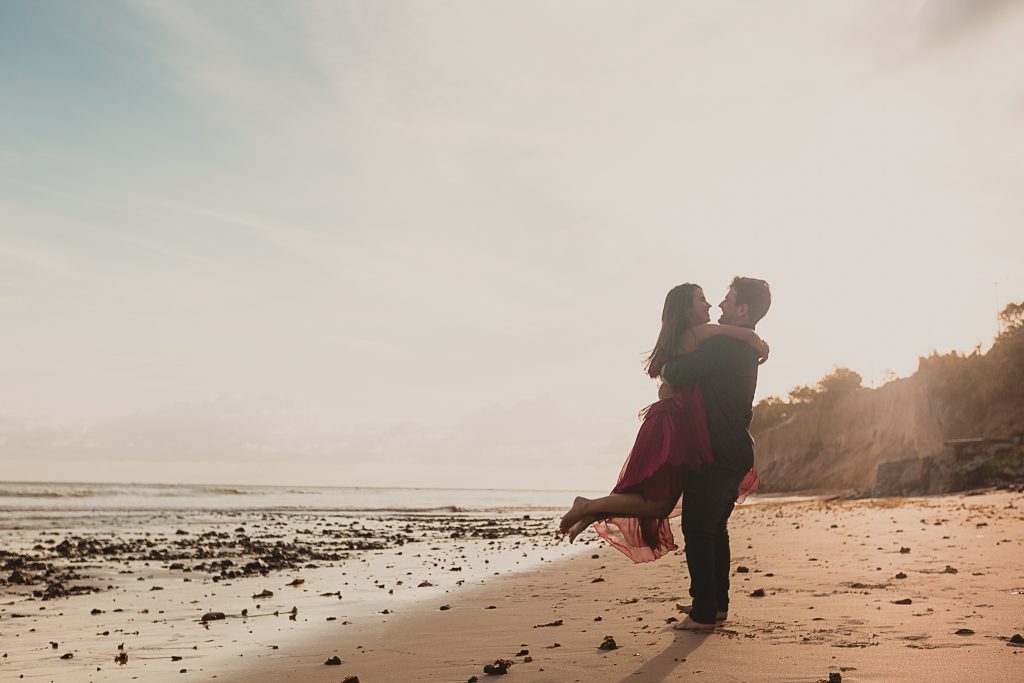 Ensaio pré casamento em João Pessoa na Praia do Cabo Branco com fotógrafo profissional