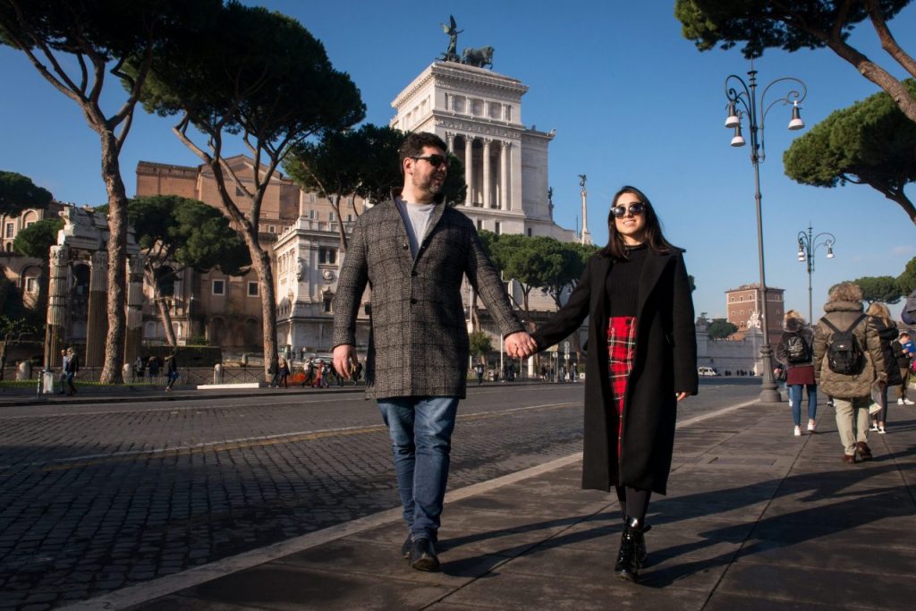 Foto casal na Itália durante ensaio realizado por fotógrafa brasileira em Roma