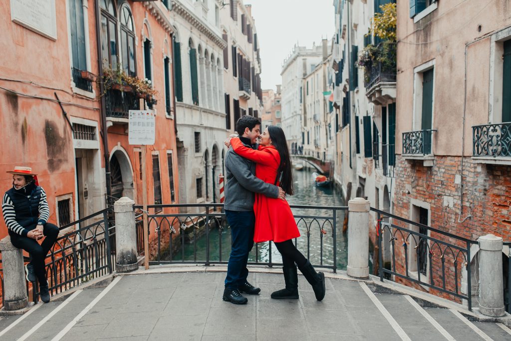 Fotógrafo brasileiro em Veneza : Fotos em Veneza - Ensaio casal na Ponte em meios aos canais