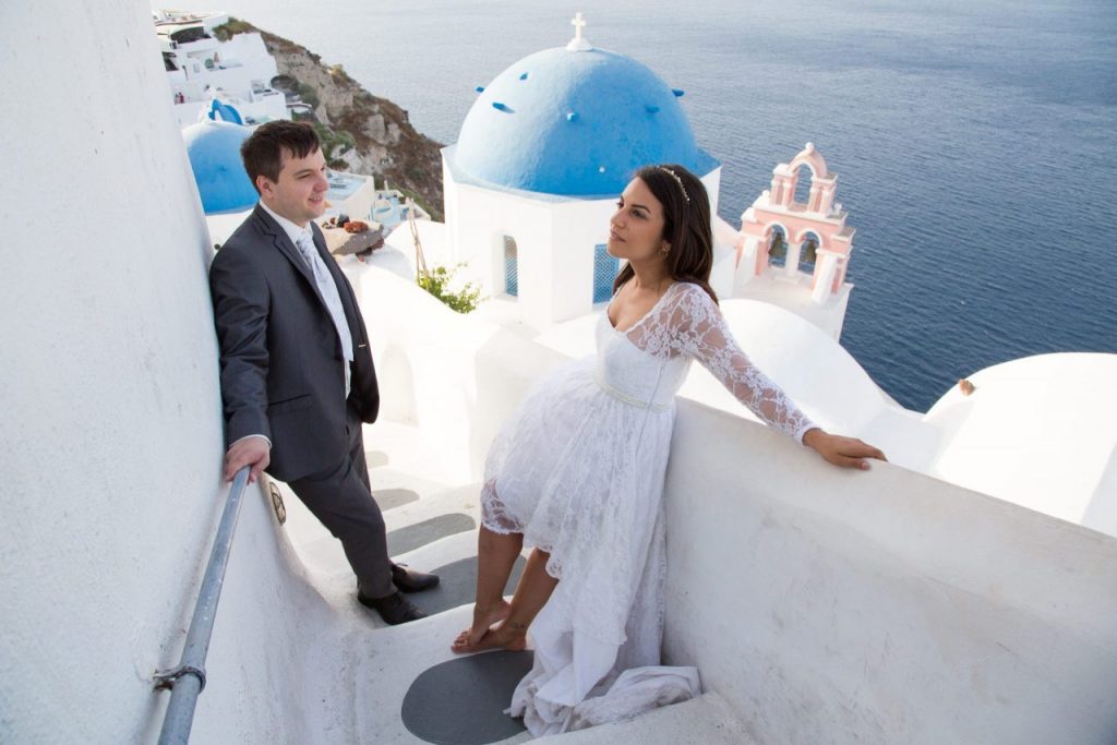 Casal de noivos em Oia durante ensaio com nossa fotógrafa em Santorini na Grécia