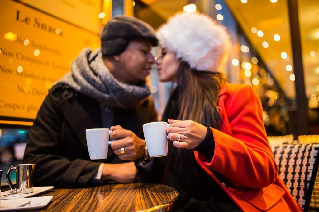 Casal num café parisiense ensaio por fotógrafa brasileira em Paris