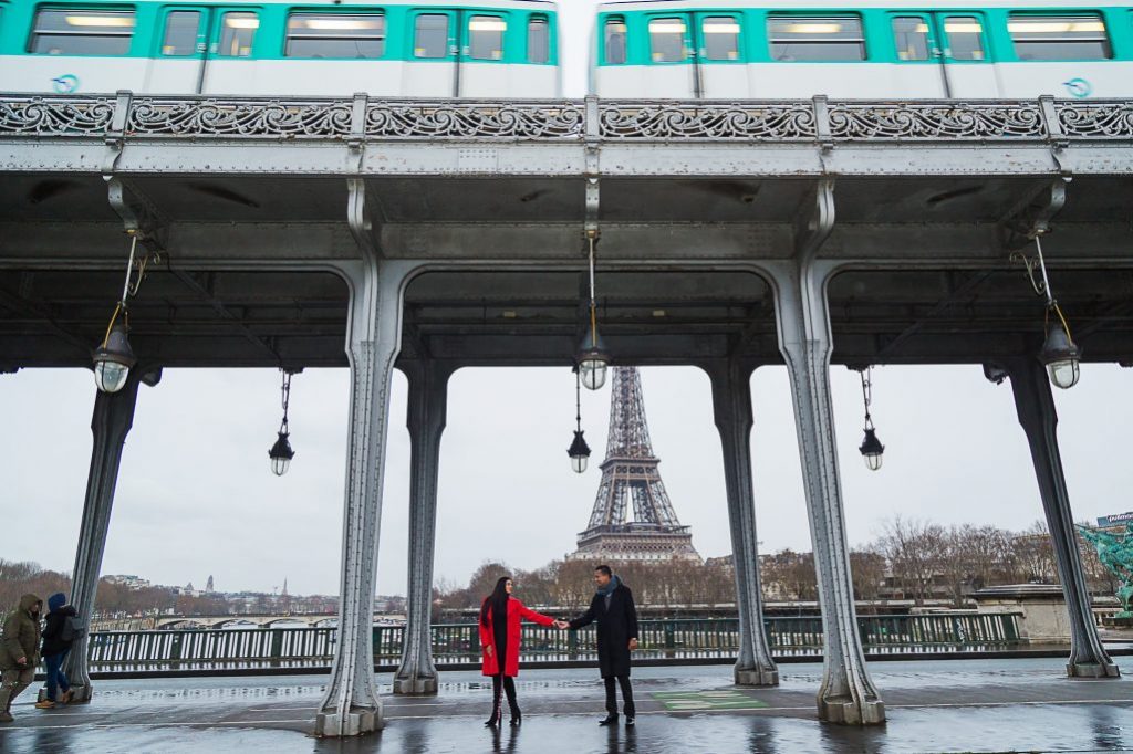 Ensaio casal na Ponte Bir Hakeim por fotógrafa brasileira em Paris