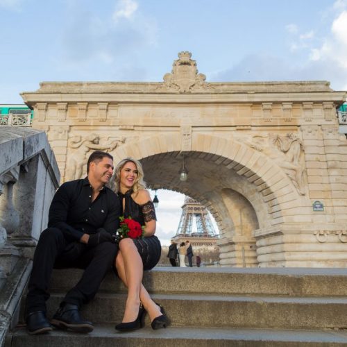 Ensaio casal na Ponte Bir Hakeim por fotógrafa em Paris