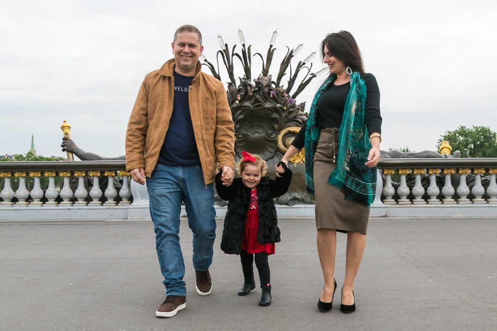 Ensaio família na Ponte Alexandre III com fotógrafa brasileira em Paris