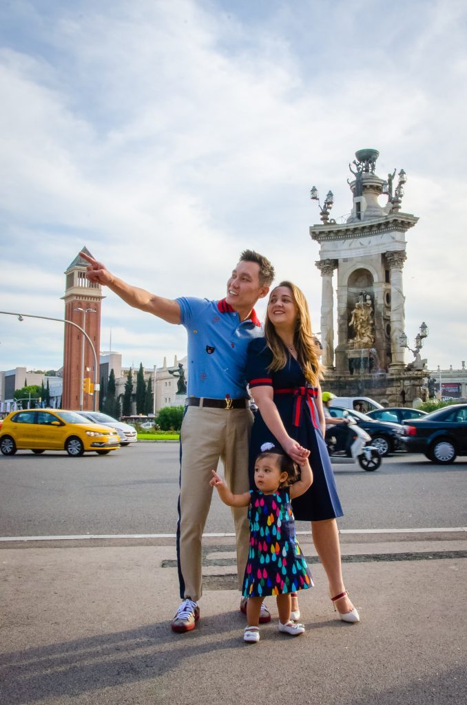 Ensaio família na Praça da Espanha por fotógrafo em Barcelona