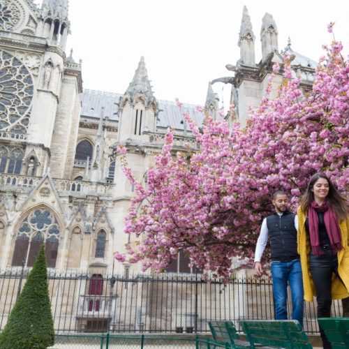 Ensaio na primavera na Notre Dame por fotógrafa em Paris