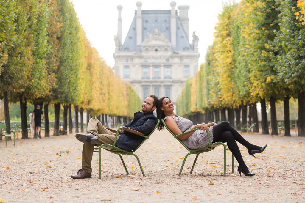 Outono no Jardim de Tulherias em Paris durante ensaio com fotógrafo em Paris