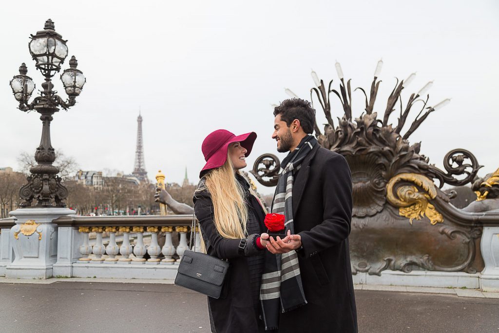 Pedido de noivado surpresa na Ponte Alexandre III por fotógrafa brasileira em Paris