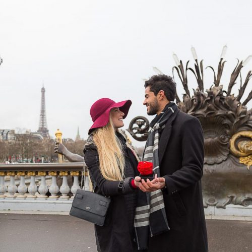 Pedido de noivado surpresa na Ponte Alexandre III por fotógrafa brasileira em Paris