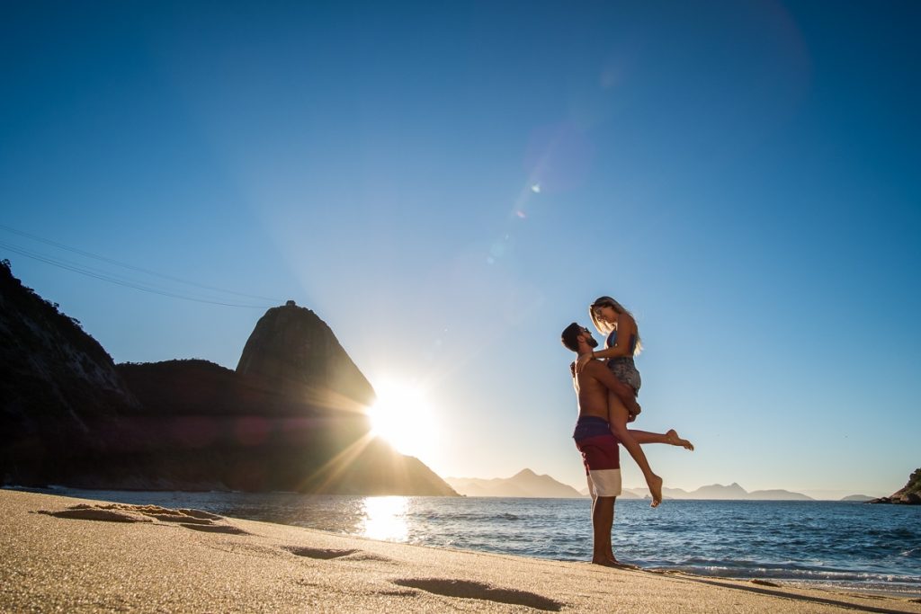 Ensaio casal na praia do Rio de Janeiro com fotografo profissional