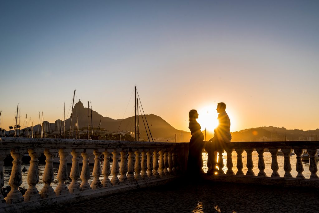 Ensaio casal no pôr do sol com fotógrafa profissional no Rio de Janeiro