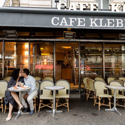 Ensaio casal num café parisiense por fotógrafa brasileira em Paris