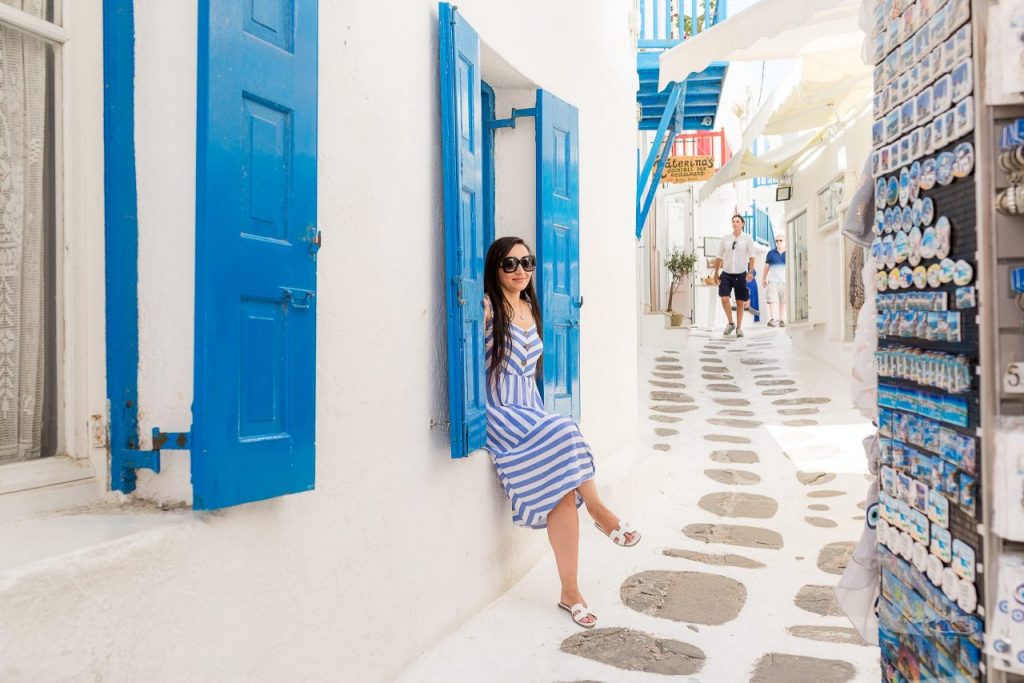 Ensaio feminino pelas ruelas de Mykonos com fotógrafa brasileira na Grécia