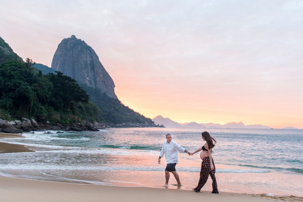 Ensaio gravidez no nascer do sol com fotógrafa profissional no Rio de Janeiro