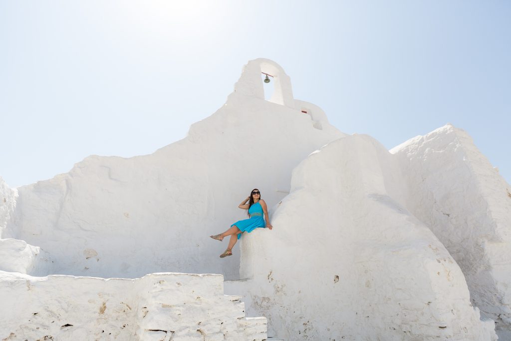 Ensaio na igreja Paraportiani fotógrafo em Mykonos