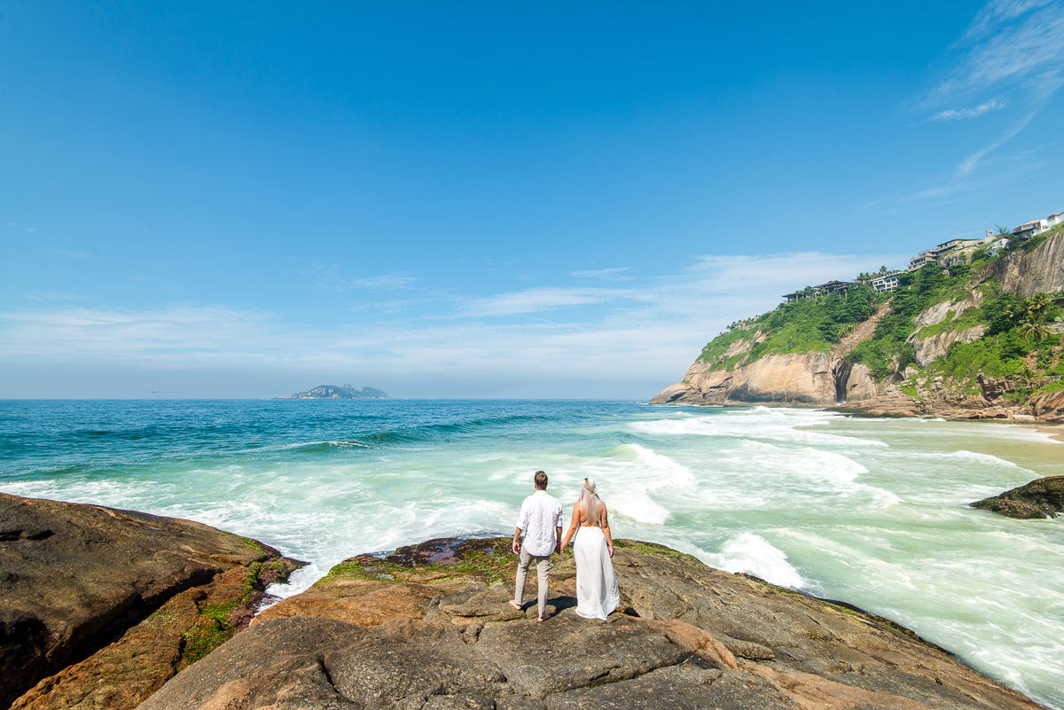 Ensaio noivos na praia do Rio de Janeiro com fotografa profissional