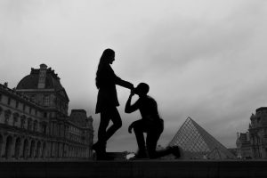 Fotógrafo brasileiro em Paris : Ensaio casal silhueta no Louvre