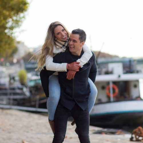 Fotos em Paris de casal nas margens do Rio Sena durante ensaio com fotógrafo em Paris