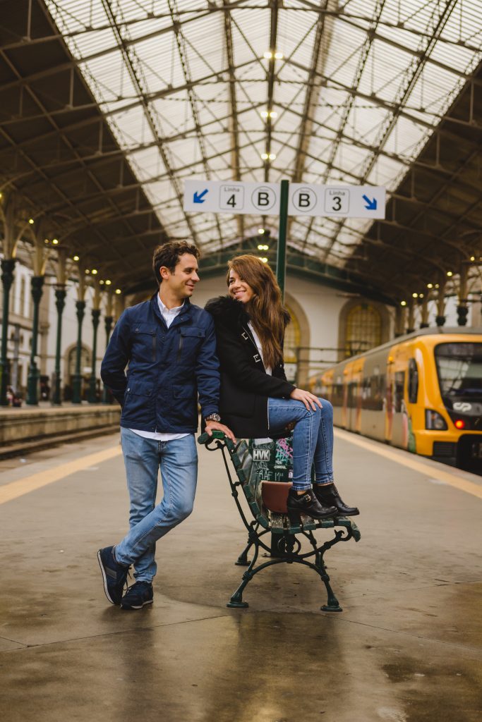 Ensaio casal em estação de comboio no Porto por nosso fotógrafo brasileiro