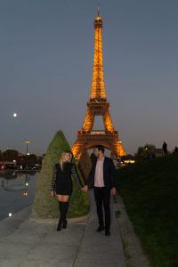 Fotógrafo brasileiro em Paris : Casal apaixonado durante ensaio noturno no Trocadéro, vista da Torre Eiffel