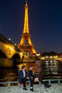 Fotógrafo brasileiro em Paris : Casal durante ensaio noturno na Torre Eiffel