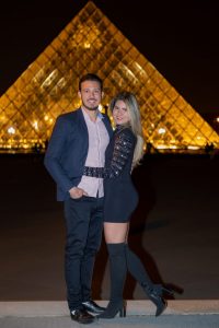 Fotógrafo brasileiro em Paris : Casal durante ensaio noturno no Louvre