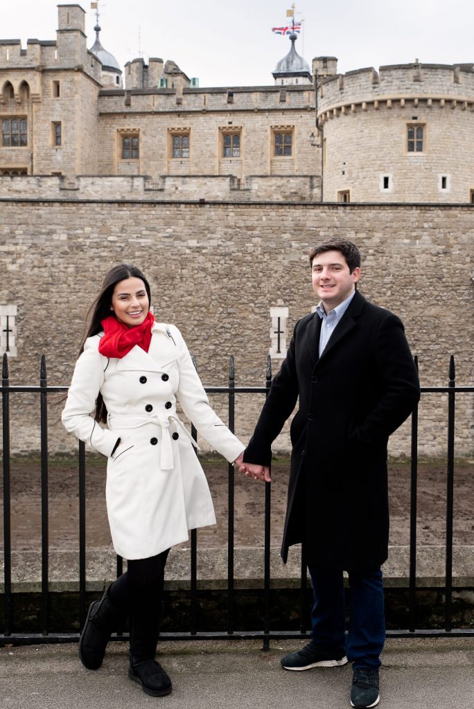 Casal durante ensaio na Tower of London com nosso fotógrafo brasileiro em Londres
