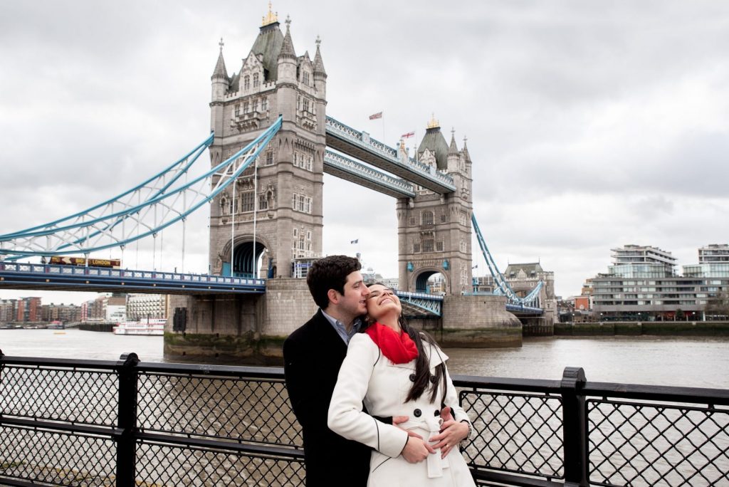 Ensaio de casal na Tower Bridge com nosso fotógrafo brasileiro em Londres