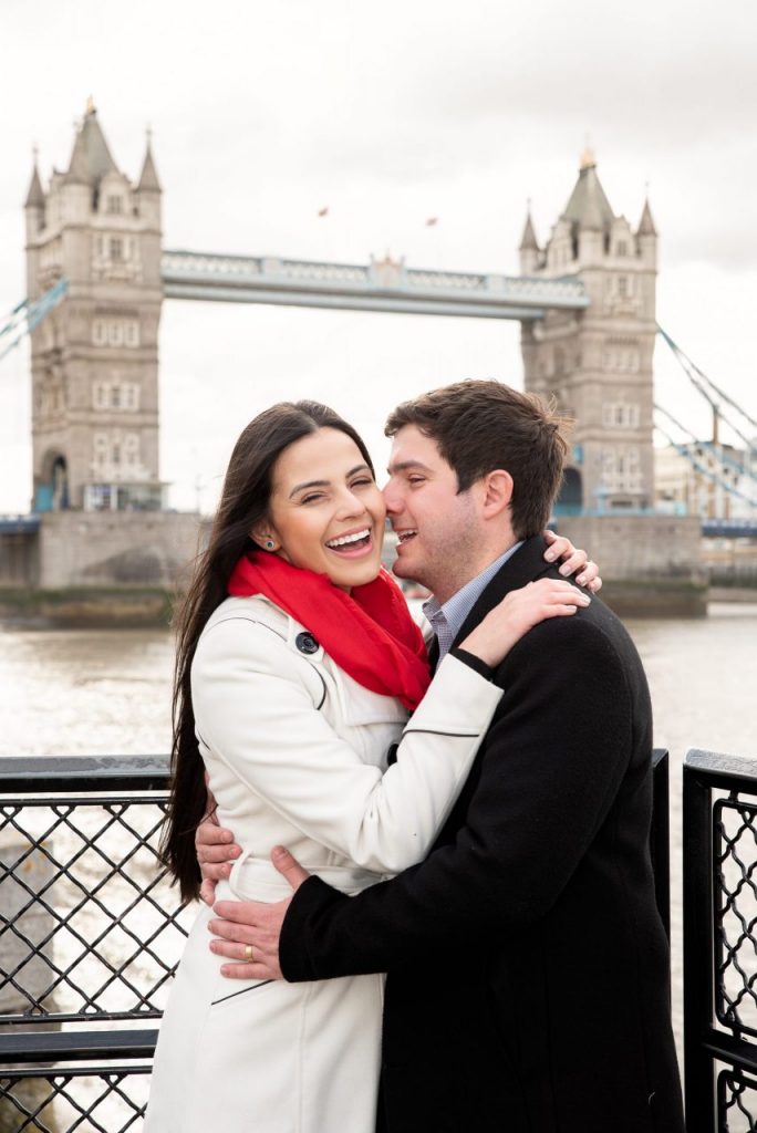 Tower Bridge cenário durante ensaio de casal com nosso fotógrafo brasileiro em Londres