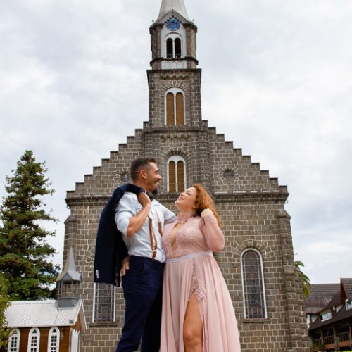 Destination Wedding em Gramado - Ensaio de fotos de casamento na Igreja Matriz São Pedro