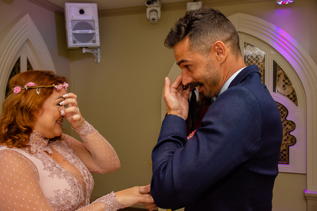 Noivos emocionados no casamento dos sonhos em Gramado