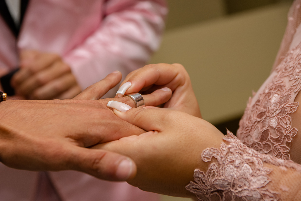 Troca de alianças no casamento dos sonhos em Gramado