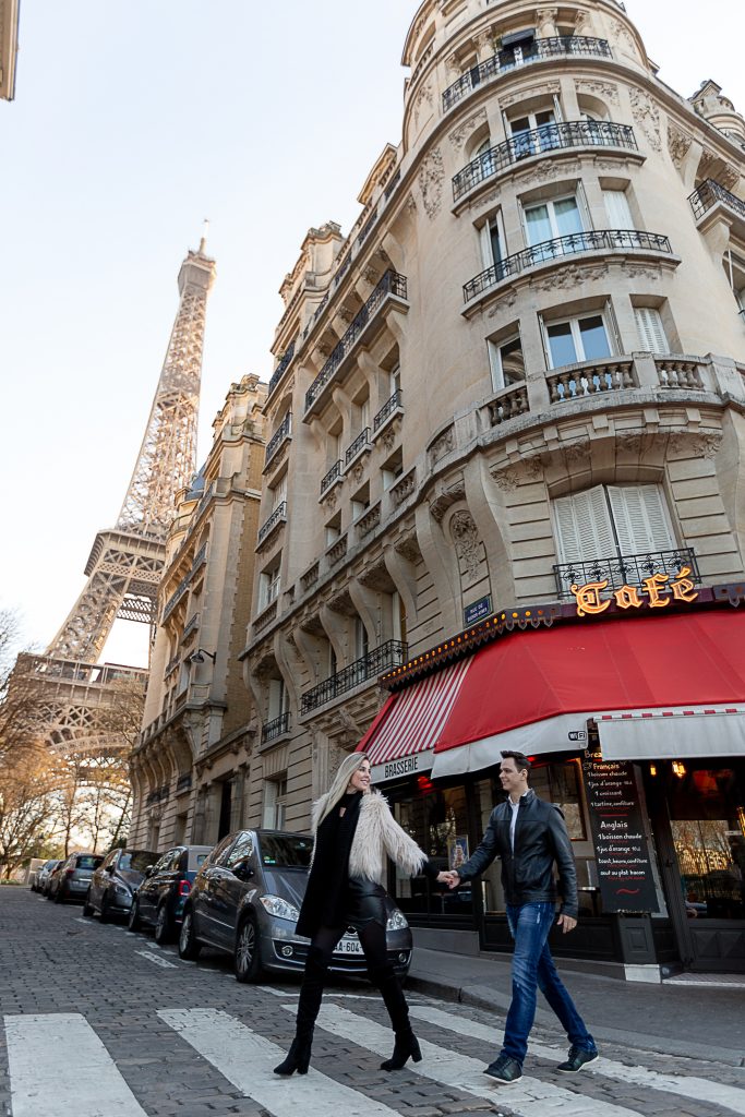 Ensaio casal nas ruas de Paris com vista para Torre Eiffel - Rue Buenos Ayres