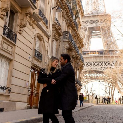 Ensaio casal nas ruas de Paris com vista para Torre Eiffel - Rue de L'Université