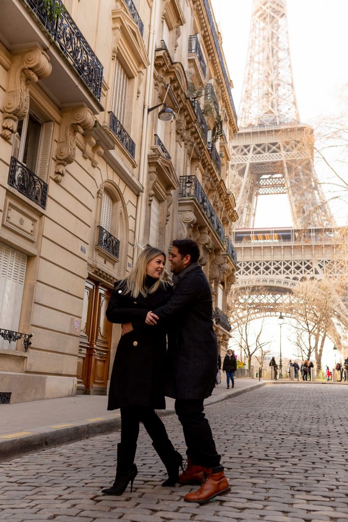 Ensaio casal nas ruas de Paris com vista para Torre Eiffel - Rue de L'Université