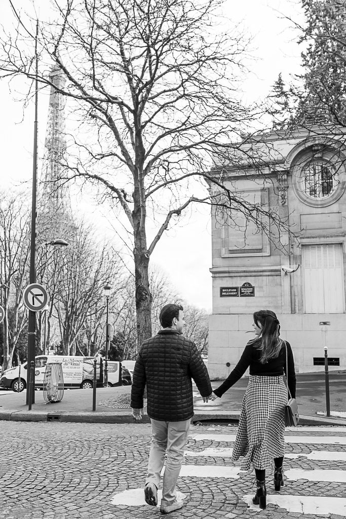 Ensaio casal pelas ruas de Paris com vista para Torre Eiffel