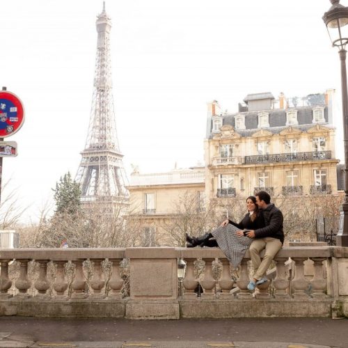 Ensaio casal nas ruas de Paris com vista para Torre Eiffel - Avenue de Camoes