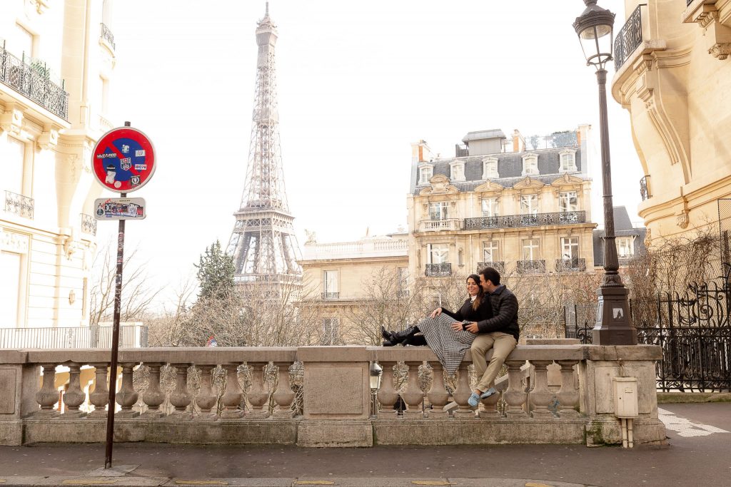 Ensaio casal nas ruas de Paris com vista para Torre Eiffel - Avenue de Camoes