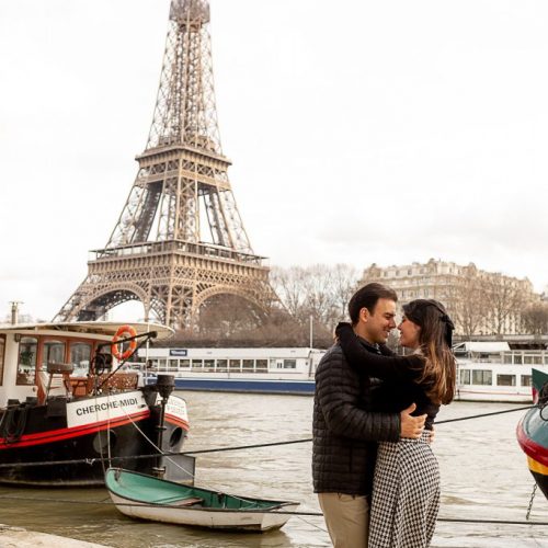 Ensaio romântico de casal nas margens do Sena e ao pé da Torre Eiffel por fotografo em Paris