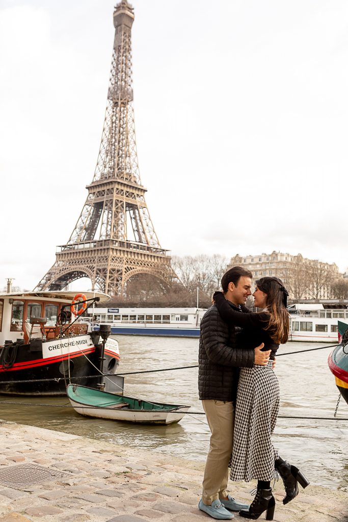 Ensaio romântico de casal nas margens do Sena e ao pé da Torre Eiffel por fotografo em Paris