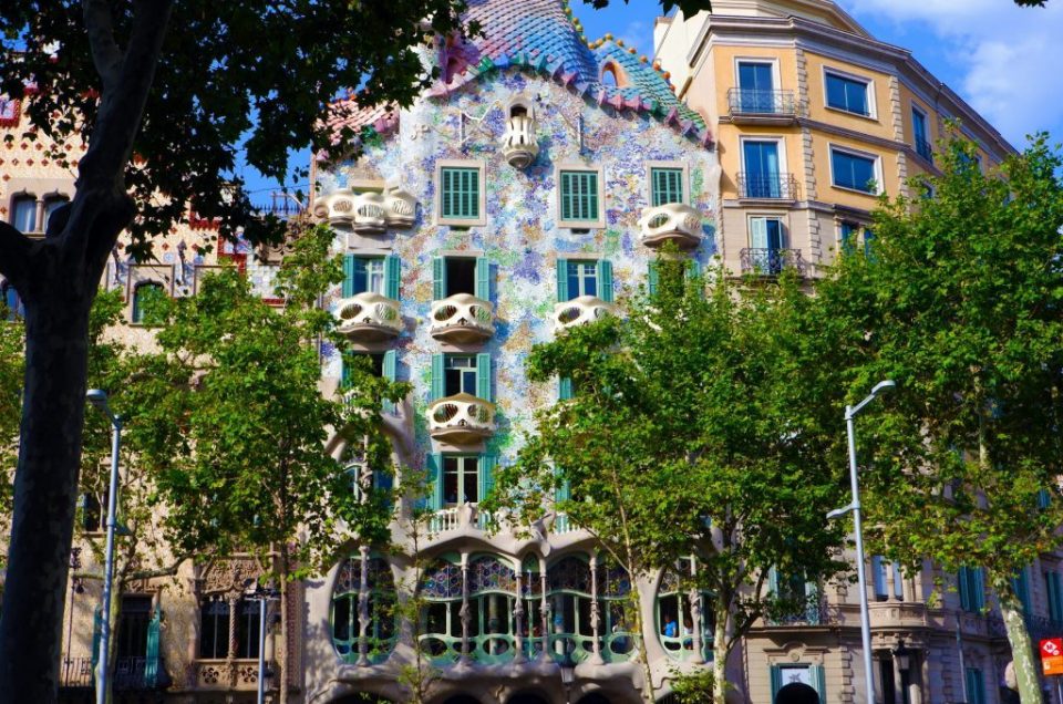 A volta do turismo na Espanha: Casa Batllo reabre com visitas gratuitas em Barcelona