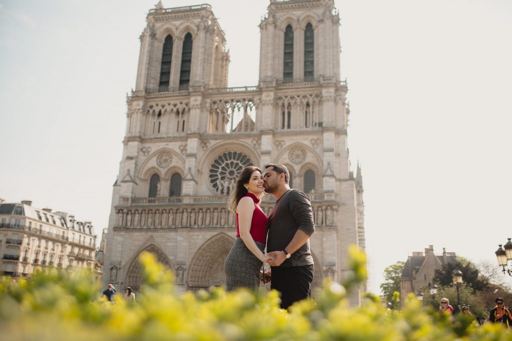 Fotógrafo em Paris realiza ensaio de casal na Notre Dame