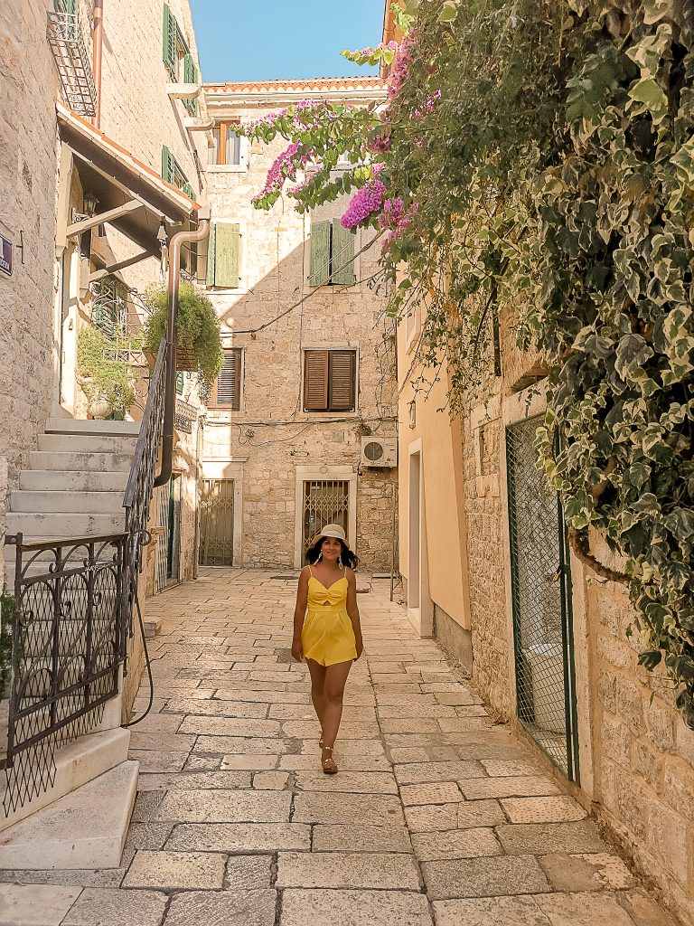 Ensaio feminino pelas ruas de Dubrovnik com fotógrafa na Croácia