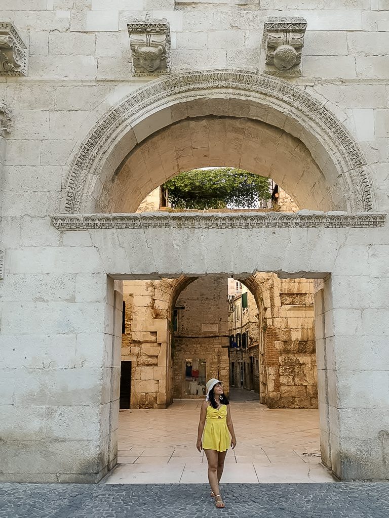 Mulher viajante realiza ensaio em Dubrovnik com fotógrafa na Croácia