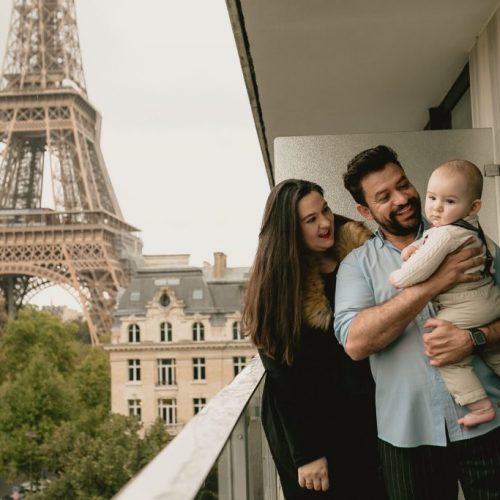Ensaio no quarto de hotel em Paris com vista para Torre Eiffel