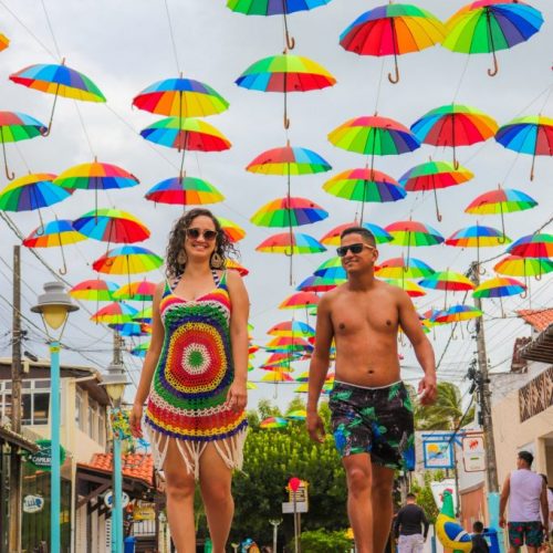 Casal na rua das sombrinhas de frevo - Fotógrafo em Porto de Galinhas