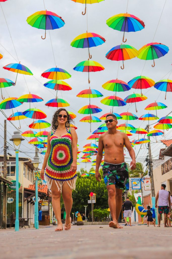 Casal na rua das sombrinhas de frevo - Fotógrafo em Porto de Galinhas