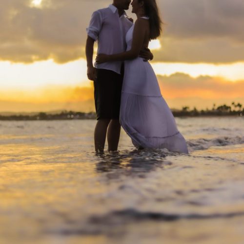 Ensaio Casal Pré-wedding no pôr do sol na praia - Fotógrafo em Porto de Galinhas