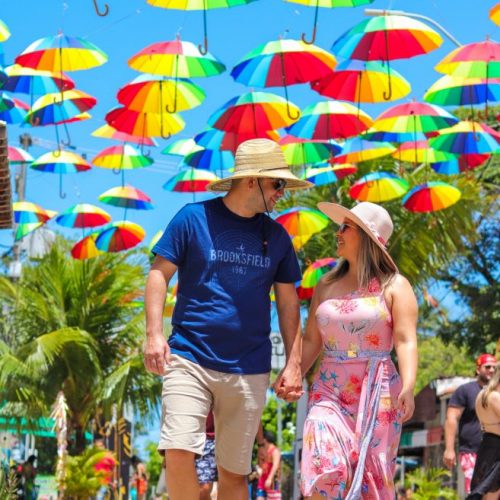 Ensaio Casal na rua das sombrinhas de frevo - Fotógrafo em Porto de Galinhas